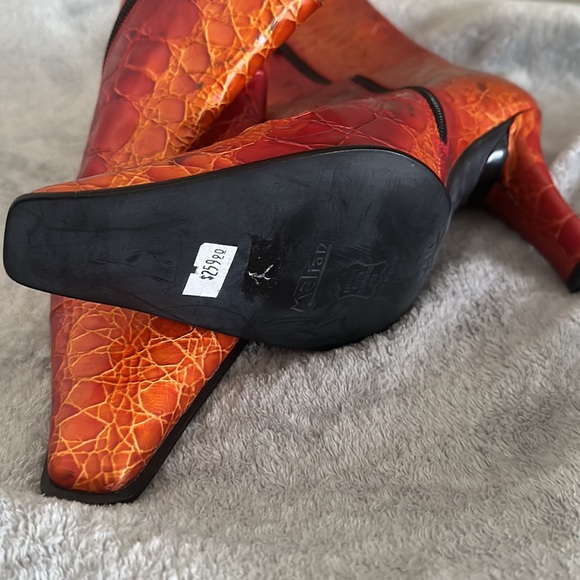 Orange snake skin heeled boot size 9 W - Picture 2 of 4